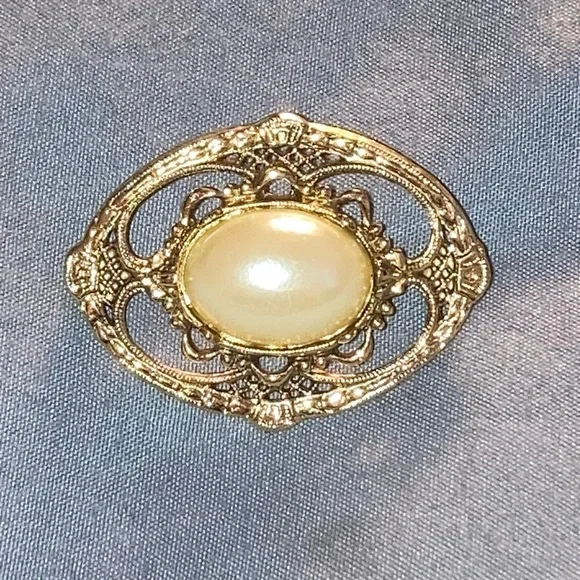 Elegant Gold and Cream Brooch - Picture 1 of 3